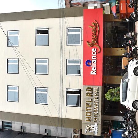 Hotel R B International Варанаси Екстериор снимка