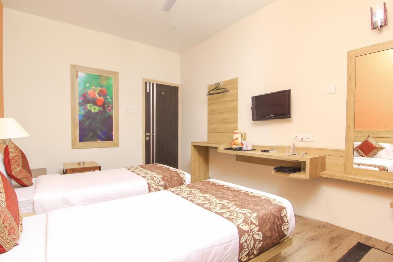 Hotel R B International Варанаси Екстериор снимка