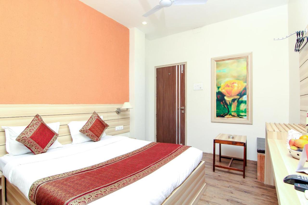 Hotel R B International Варанаси Екстериор снимка
