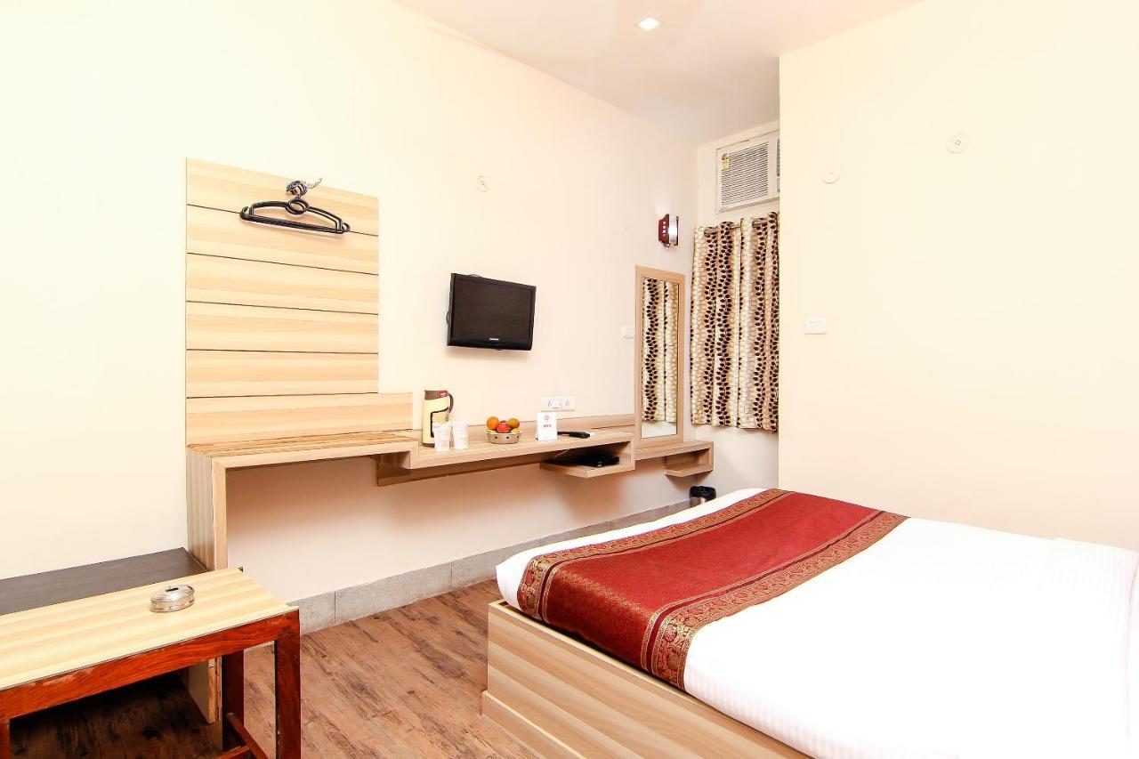 Hotel R B International Варанаси Екстериор снимка