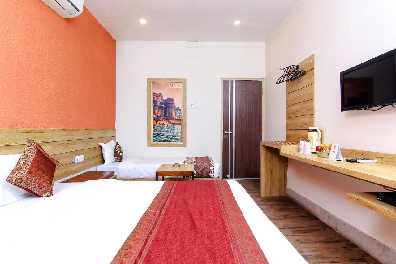 Hotel R B International Варанаси Екстериор снимка