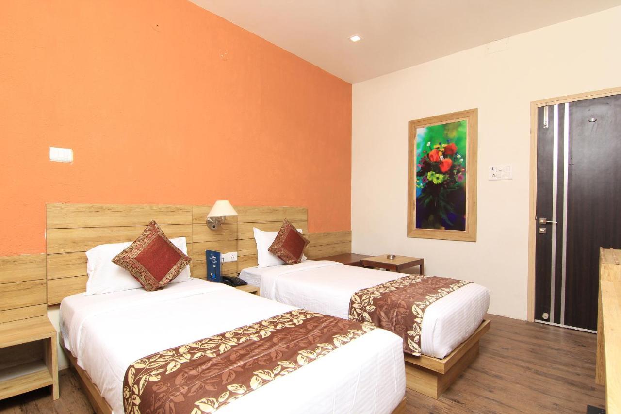 Hotel R B International Варанаси Екстериор снимка