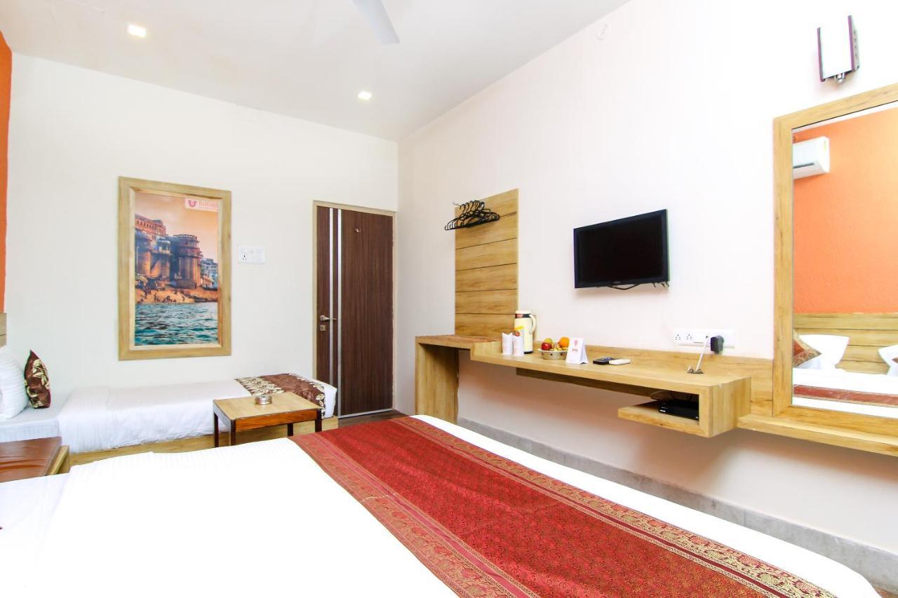 Hotel R B International Варанаси Екстериор снимка