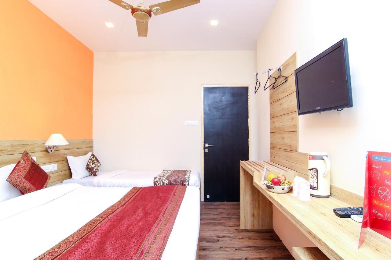 Hotel R B International Варанаси Екстериор снимка