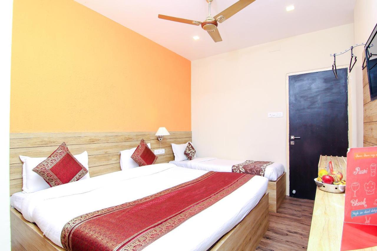 Hotel R B International Варанаси Екстериор снимка