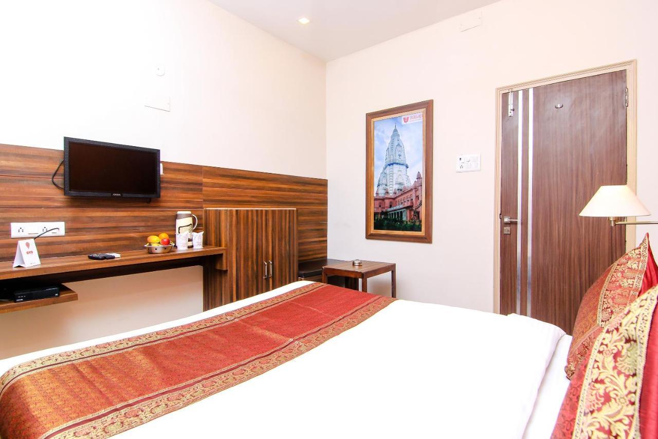 Hotel R B International Варанаси Екстериор снимка