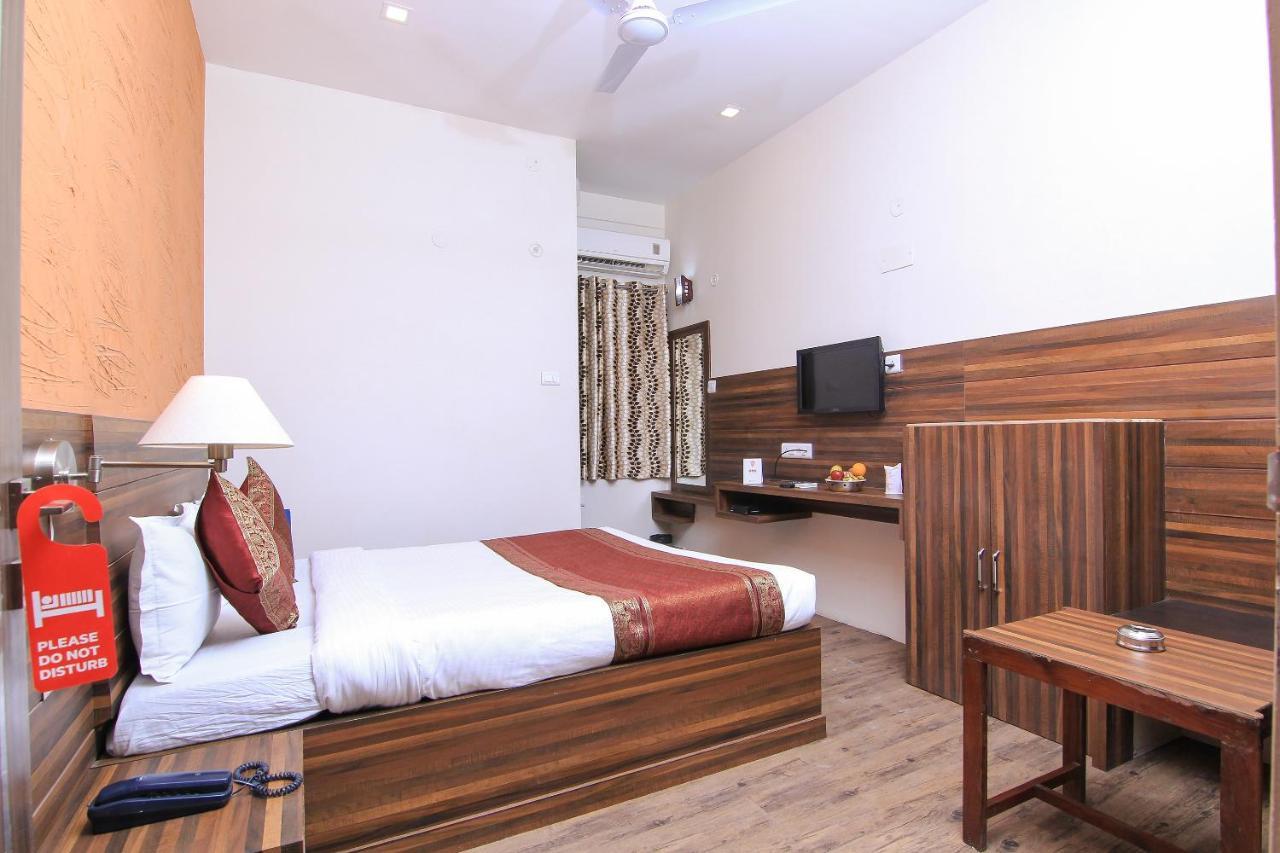 Hotel R B International Варанаси Екстериор снимка