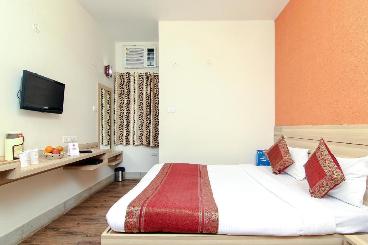 Hotel R B International Варанаси Екстериор снимка