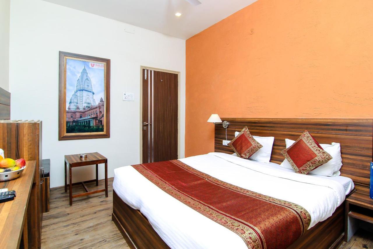 Hotel R B International Варанаси Екстериор снимка