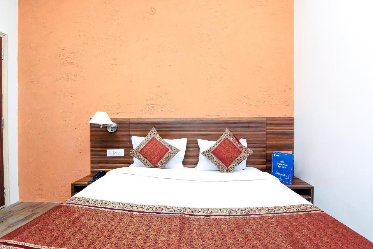 Hotel R B International Варанаси Екстериор снимка