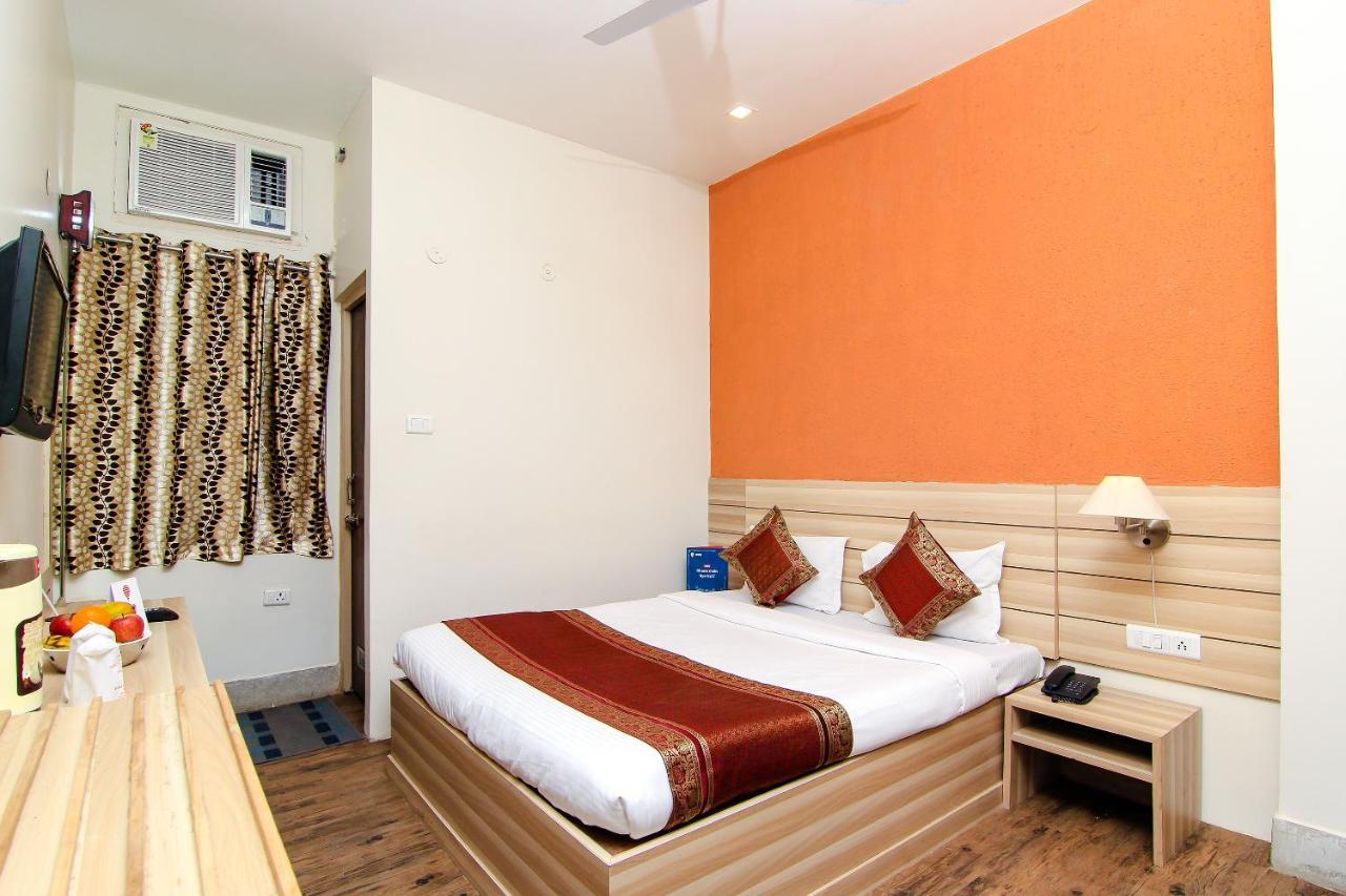 Hotel R B International Варанаси Екстериор снимка