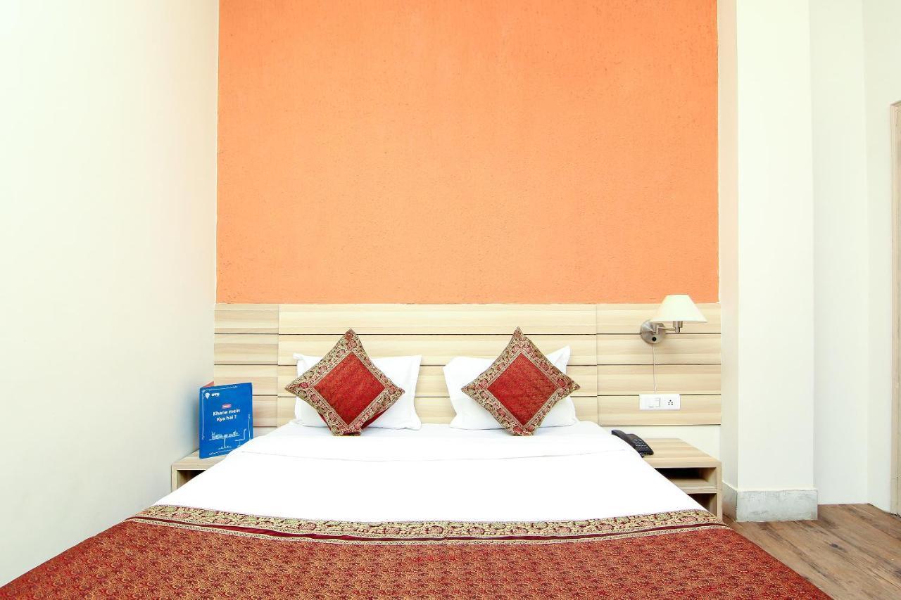Hotel R B International Варанаси Екстериор снимка