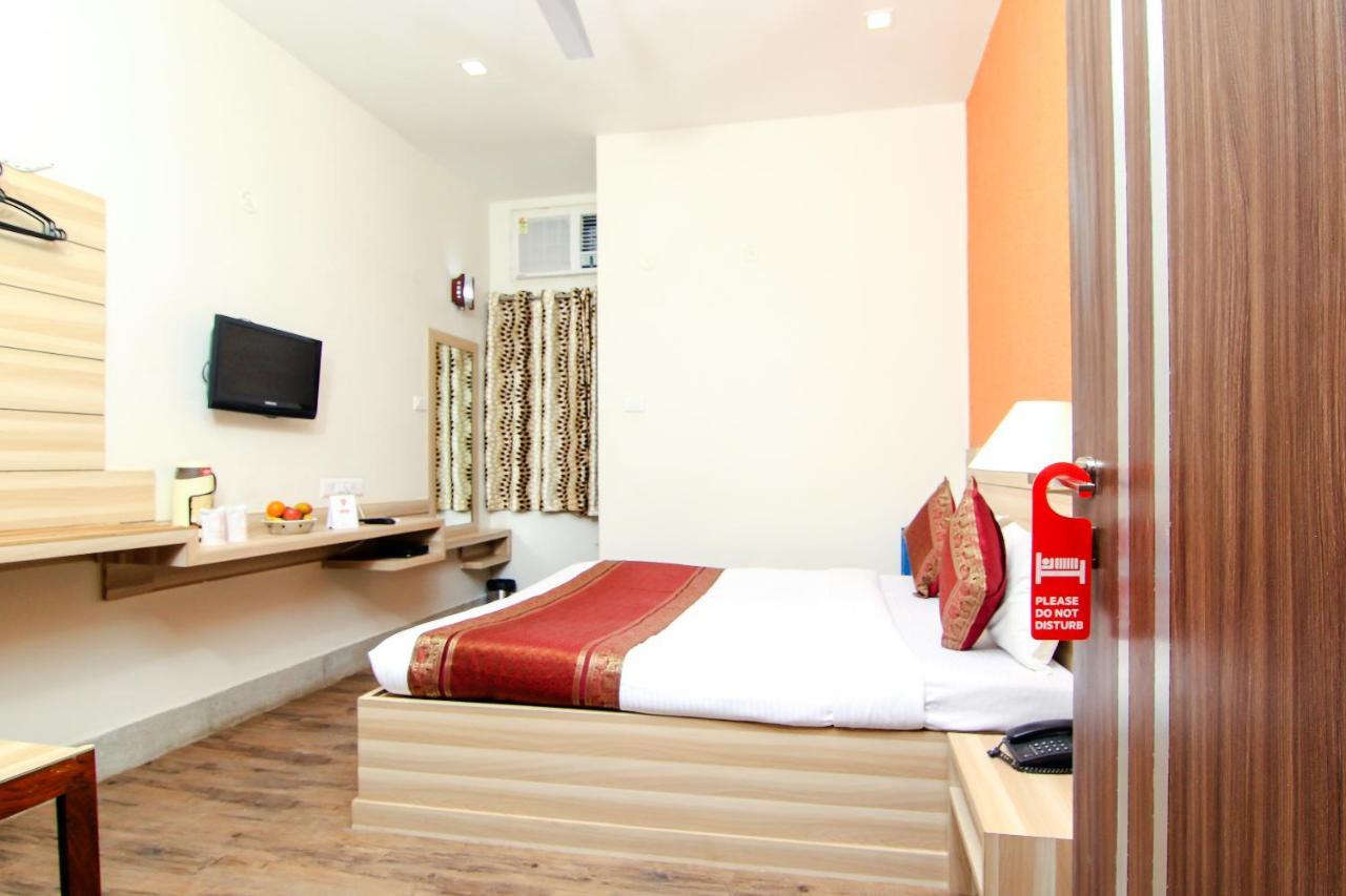 Hotel R B International Варанаси Екстериор снимка