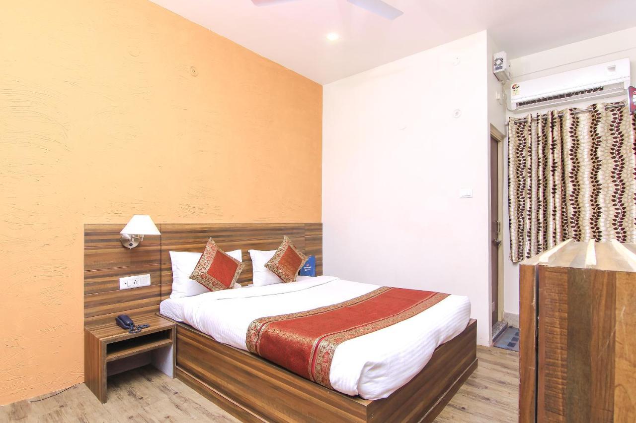 Hotel R B International Варанаси Екстериор снимка