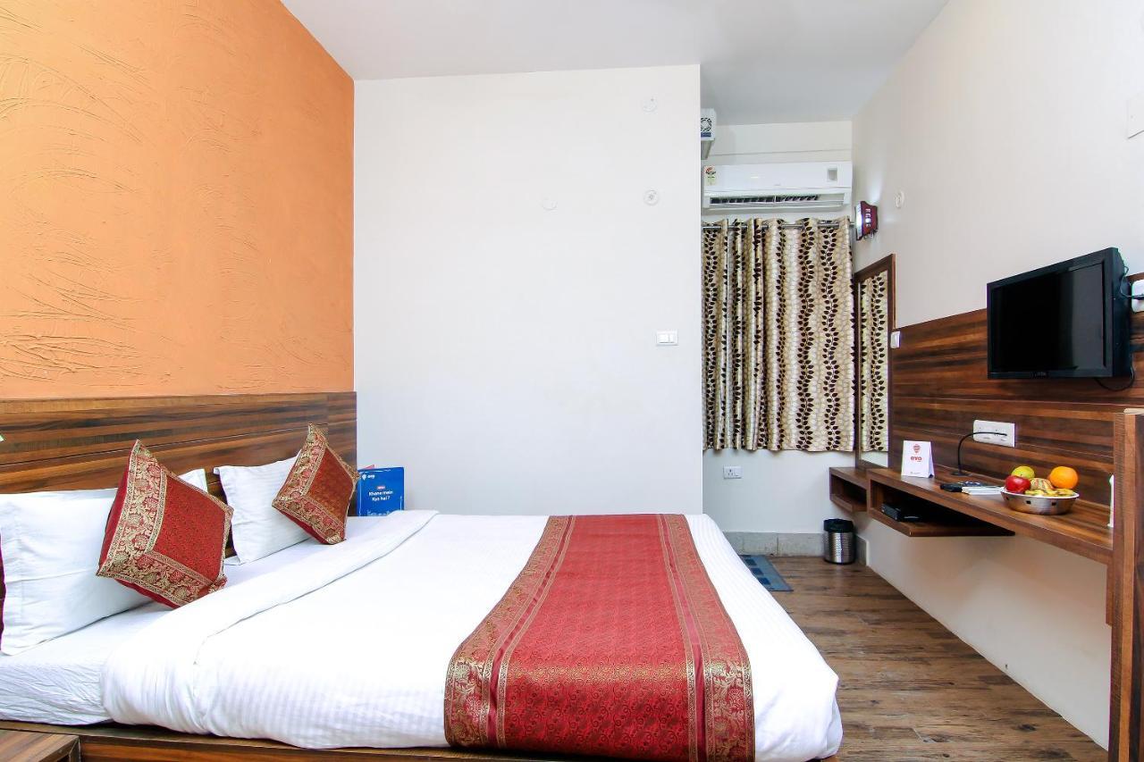 Hotel R B International Варанаси Екстериор снимка