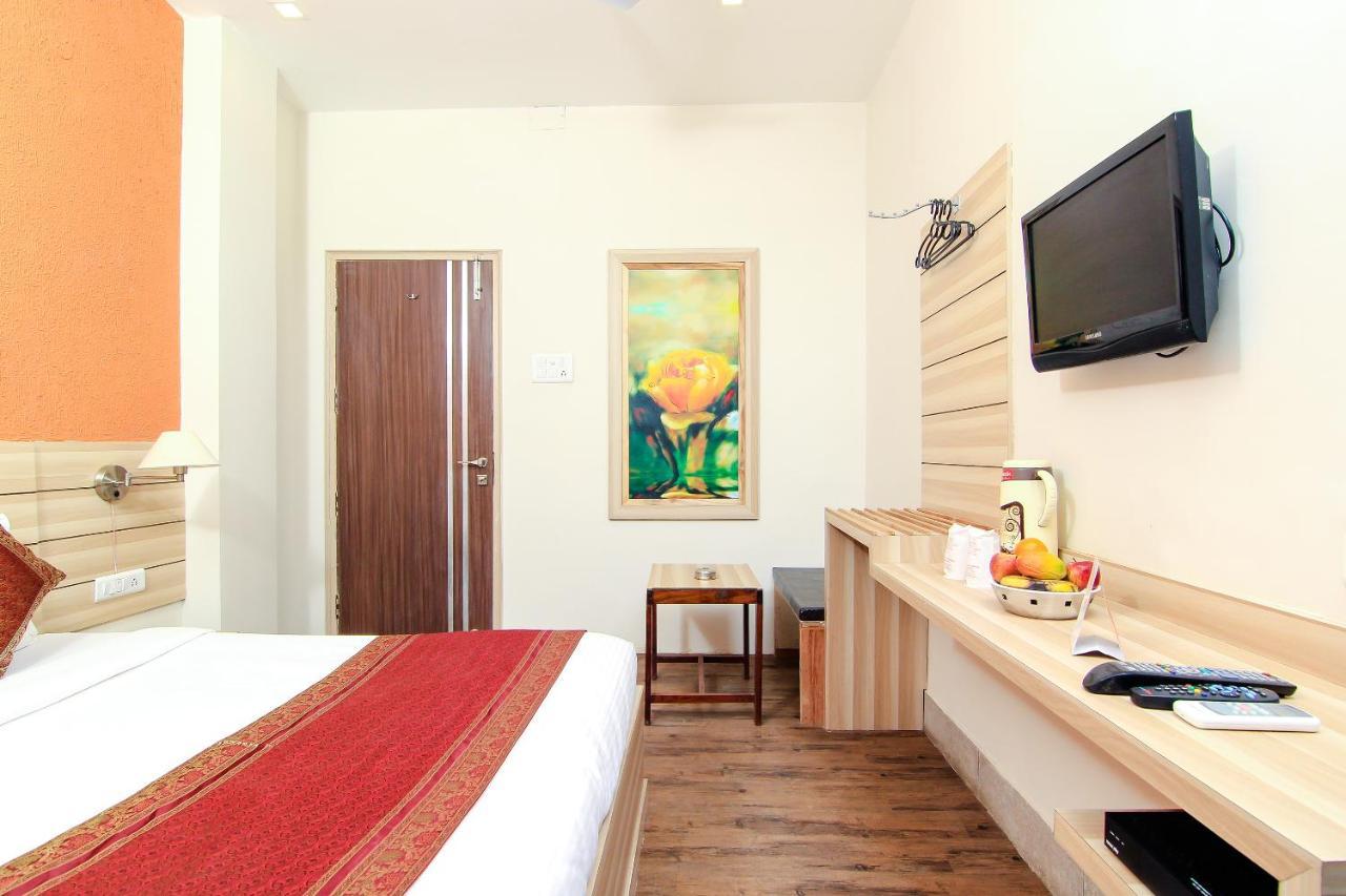 Hotel R B International Варанаси Екстериор снимка