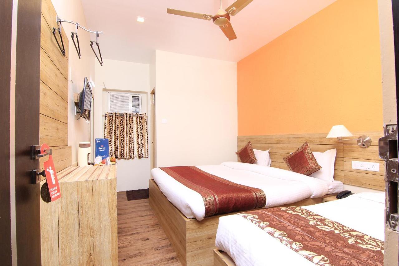 Hotel R B International Варанаси Екстериор снимка