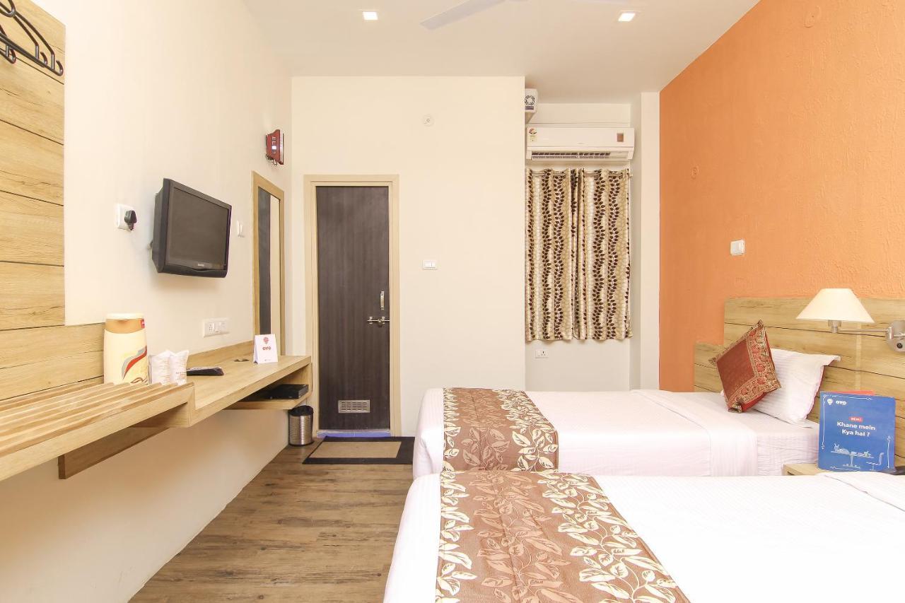 Hotel R B International Варанаси Екстериор снимка