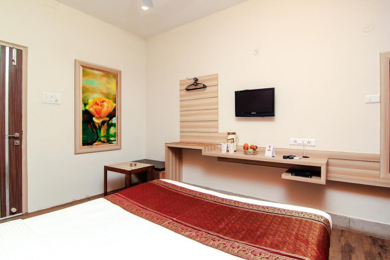 Hotel R B International Варанаси Екстериор снимка