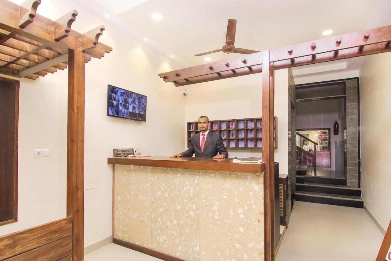 Hotel R B International Варанаси Екстериор снимка