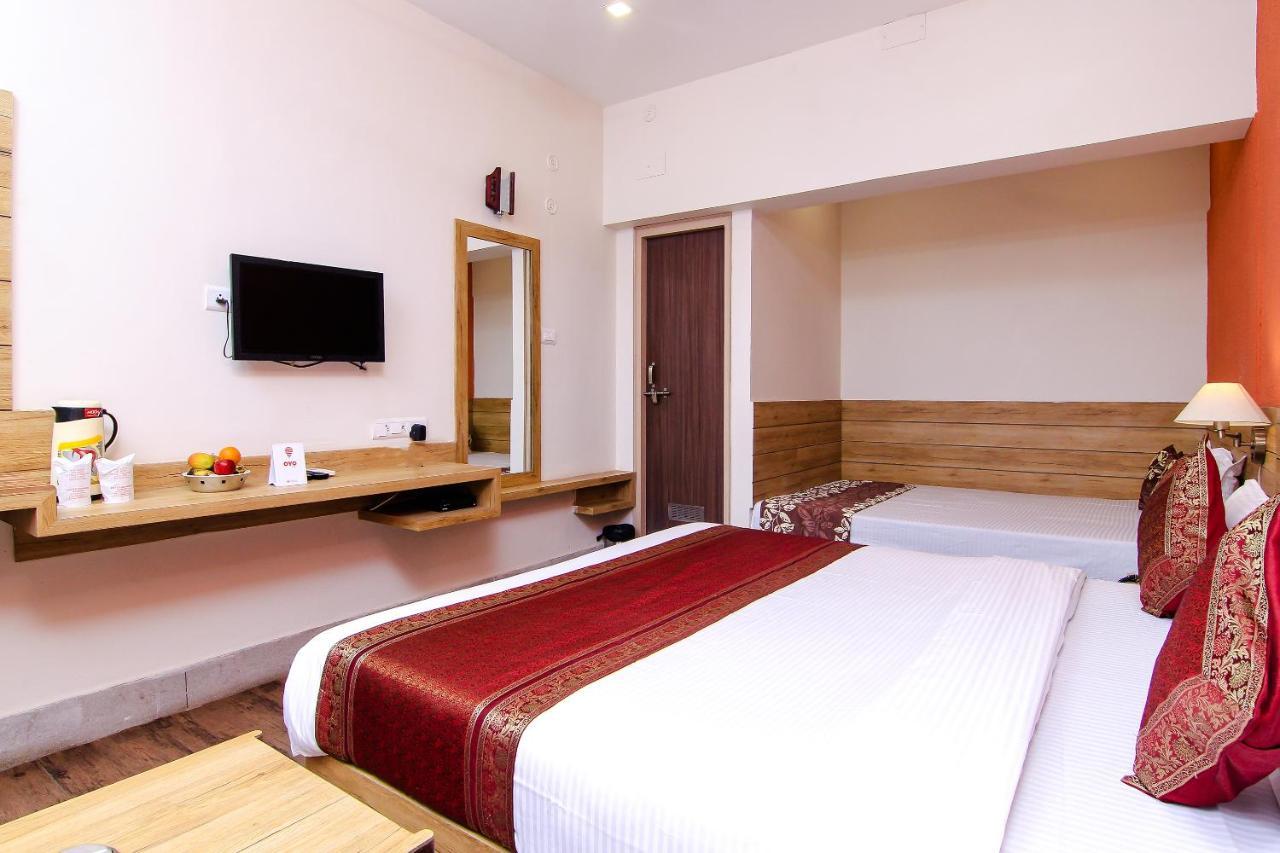 Hotel R B International Варанаси Екстериор снимка