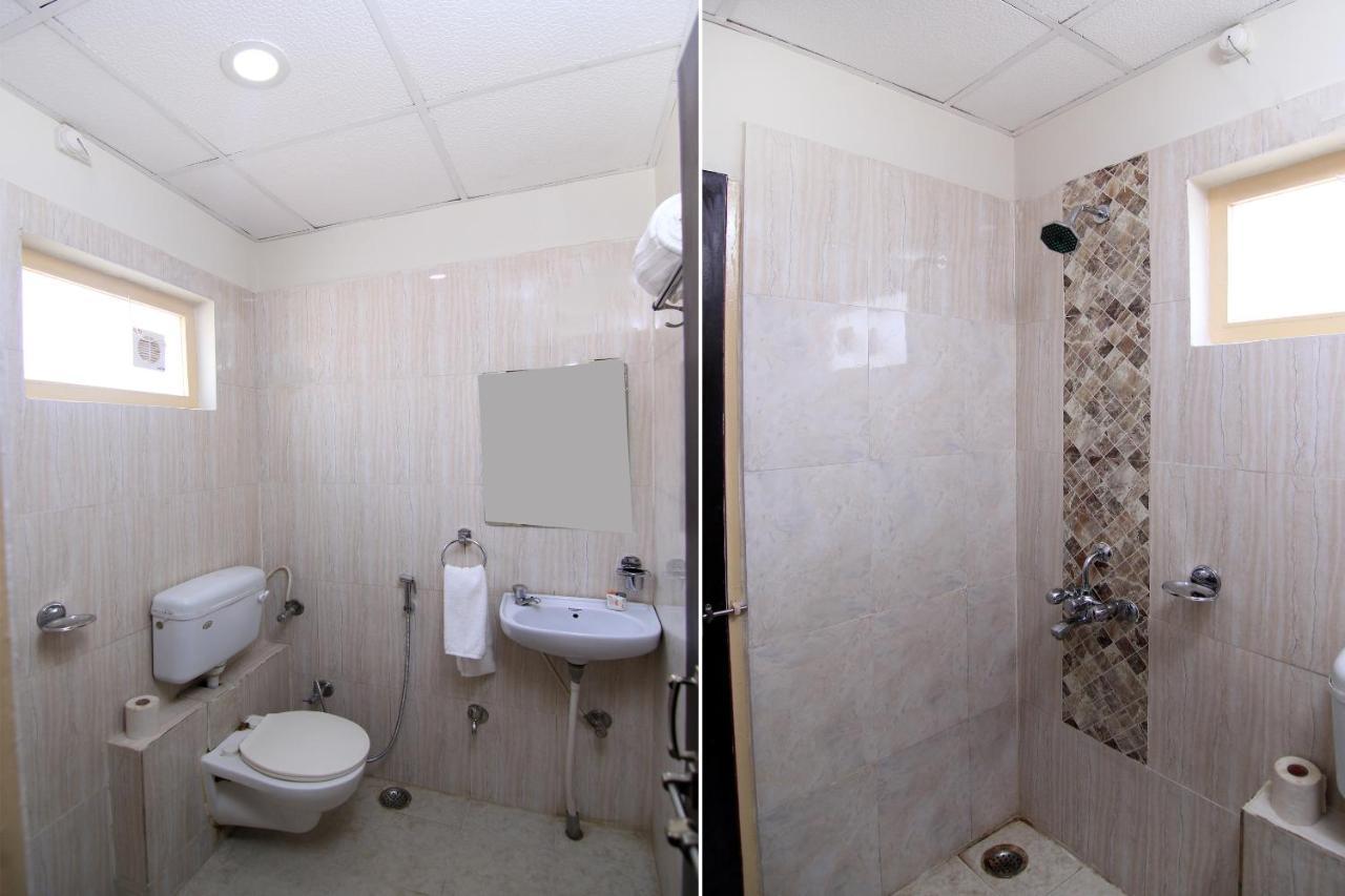 Hotel R B International Варанаси Екстериор снимка
