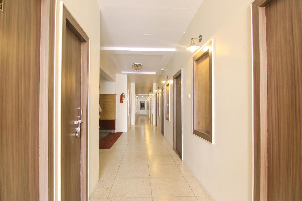 Hotel R B International Варанаси Екстериор снимка