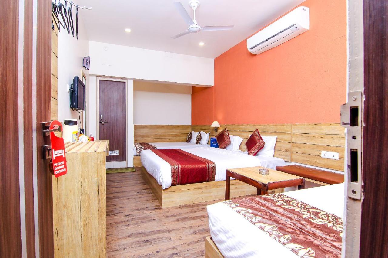 Hotel R B International Варанаси Екстериор снимка
