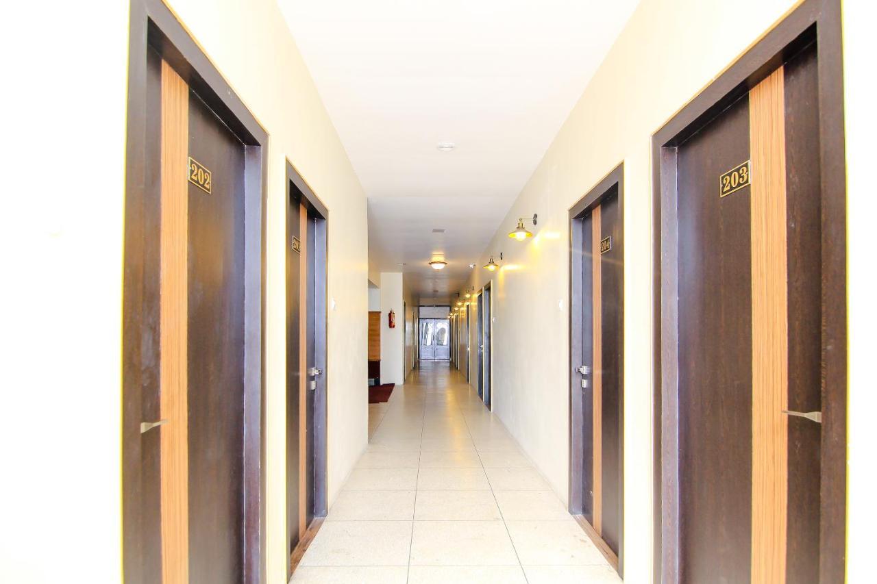 Hotel R B International Варанаси Екстериор снимка